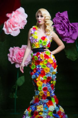 arka planda büyük çiçek çiçek içinde güzel kadın