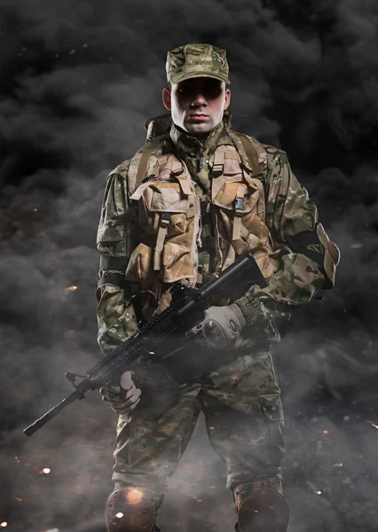 Asker adam tutun makineli tüfek karanlık bir arka plan üzerinde