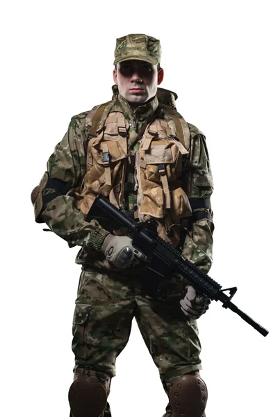 Soldado homem segurar metralhadora em um fundo branco — Fotografia de Stock