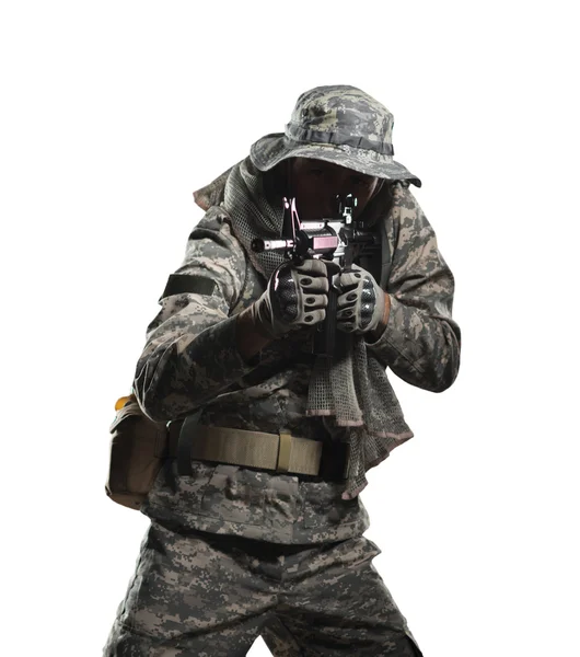 Soldat mannen hålla kulspruta på vit bakgrund — Stockfoto