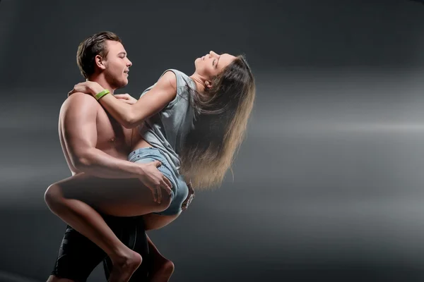 Schöne junge sportliche Paar ein Mann und eine Frau — Stockfoto