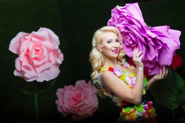 Piękna kobieta w sukni z kwiatami na tle dużych kwiatów — Zdjęcie stockowe