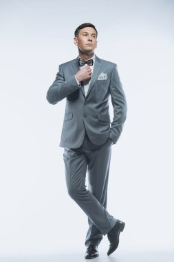 Beyaz arka plan üzerinde zarif yakışıklı iş adamı portresi