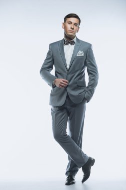 Beyaz arka plan üzerinde zarif yakışıklı iş adamı portresi