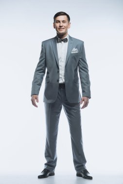 Beyaz arka plan üzerinde zarif yakışıklı iş adamı portresi