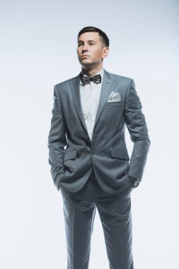 Beyaz arka plan üzerinde zarif yakışıklı iş adamı portresi