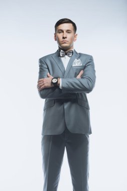 Beyaz arka plan üzerinde zarif yakışıklı iş adamı portresi