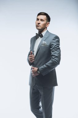 Beyaz arka plan üzerinde zarif yakışıklı iş adamı portresi