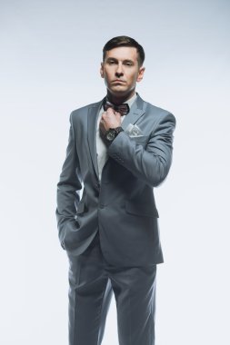 Beyaz arka plan üzerinde zarif yakışıklı iş adamı portresi