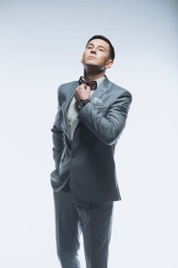 Beyaz arka plan üzerinde zarif yakışıklı iş adamı portresi