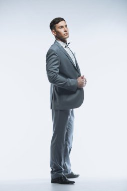 Beyaz arka plan üzerinde zarif yakışıklı iş adamı portresi