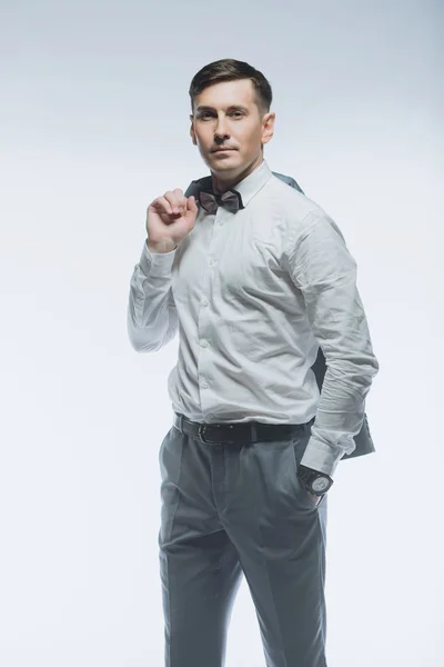 Портрет элегантного привлекательного бизнесмена на белом фоне — стоковое фото