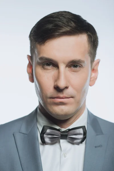 Портрет элегантного привлекательного бизнесмена на белом фоне — стоковое фото
