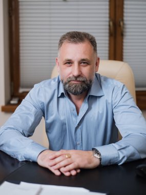 Katı orta yaşlı işadamı portresi.