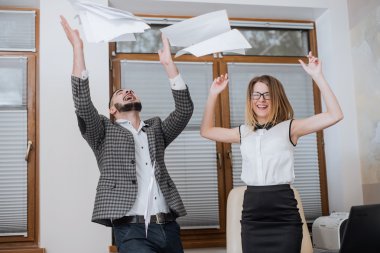 Muzaffer memur iyi bir anlaşma çarpıcı başarılı oldu. Mutlu businessmans.