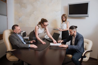 Ofis çalışanları üzerinde ortaklık anlaşması imzalamak, anlaş