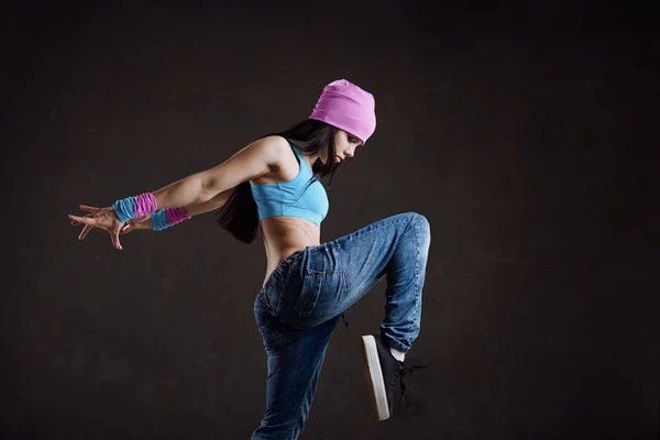 Mladá sexy žena tanečnice tančí na zeď na pozadí — Stock fotografie