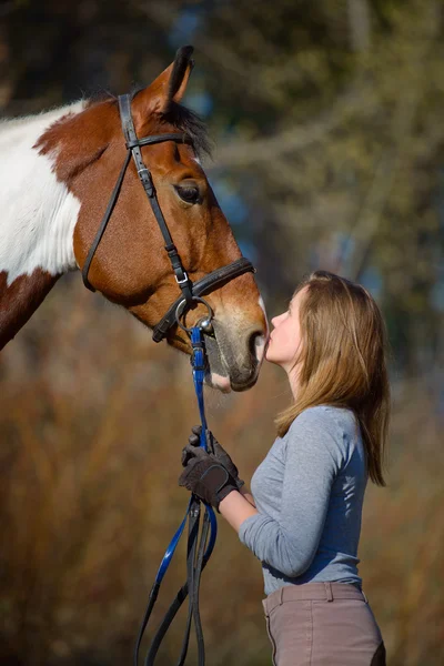 Menina desportista e seu cavalo na primavera — Fotografia de Stock