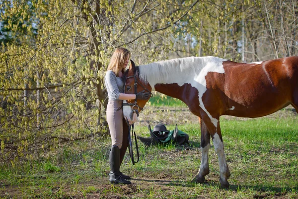Девушка спортсменка и ее лошадь весной — стоковое фото