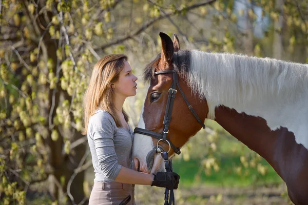 Flicka idrottskvinna och hennes häst våren — Stockfoto