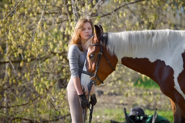 Menina desportista e seu cavalo na primavera — Fotografia de Stock