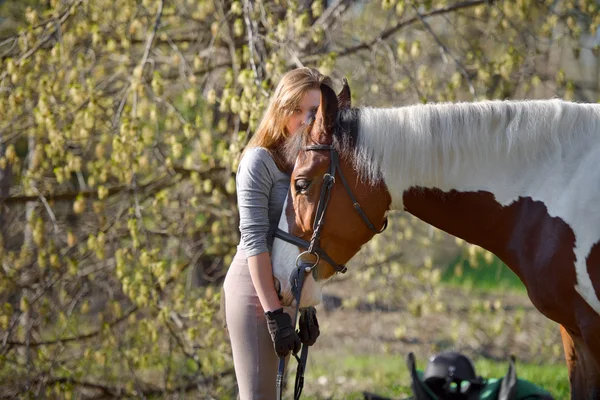 Ragazza sportiva e il suo cavallo in primavera — Foto Stock