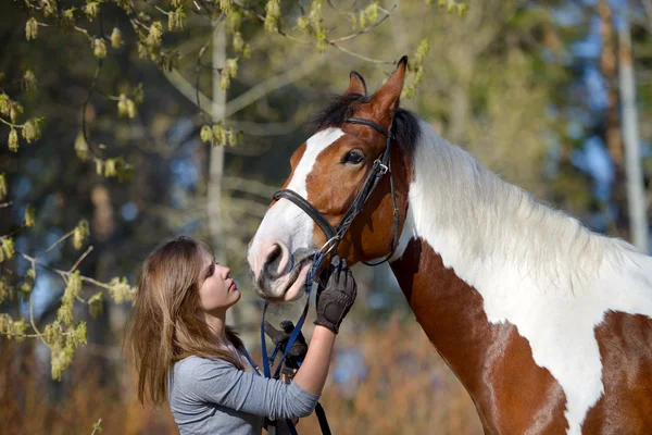 Flicka idrottskvinna och hennes häst våren — Stockfoto