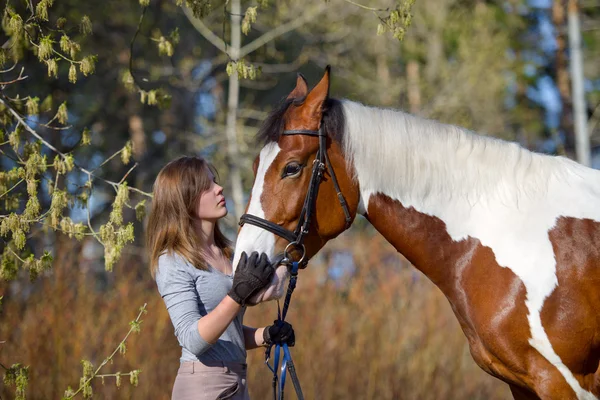 Αθλήτρια κορίτσι και το άλογο την άνοιξη — Φωτογραφία Αρχείου