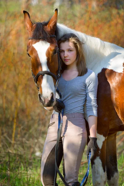 Flicka idrottskvinna och hennes häst våren — Stockfoto