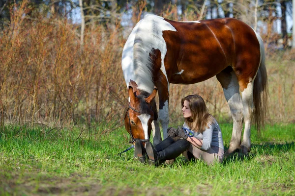 Flicka idrottskvinna och hennes häst våren — Stockfoto