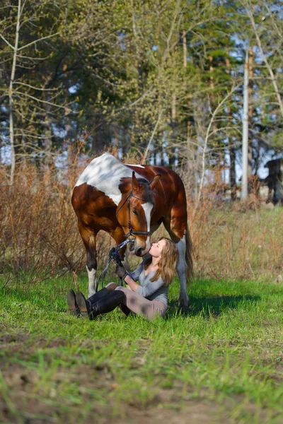 Fille sportive et son cheval au printemps — Photo