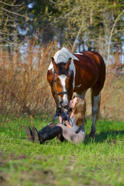 Fille sportive et son cheval au printemps — Photo