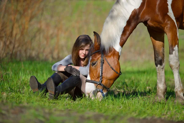 Girl sportswoman and her horse in the spring — Stock Photo, Image