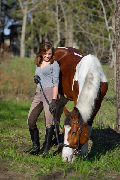 Flicka idrottskvinna och hennes häst våren — Stockfoto