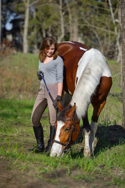 Girl sportswoman and her horse in the spring — Stock Photo, Image