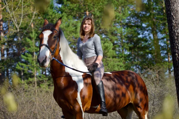 女の子スポーツウーマンと春に彼女の馬 — ストック写真
