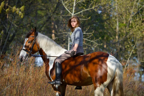 Fille sportive et son cheval au printemps — Photo