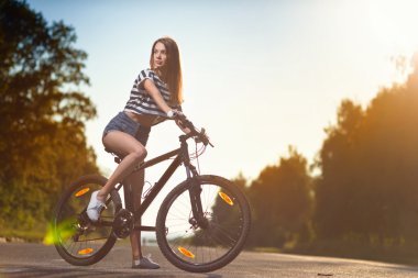 gün batımında bisikletle kız