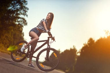 gün batımında bisikletle kız