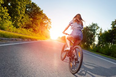 gün batımında bisikletle kız