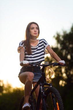 gün batımında bisikletle kız