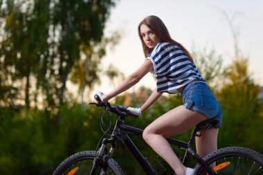 gün batımında bisikletle kız