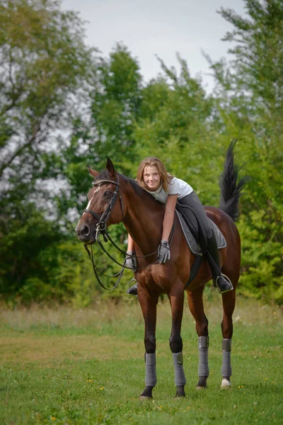 Una Chica Jinete Entrena Montando Caballo Día Primavera —  Fotos de Stock