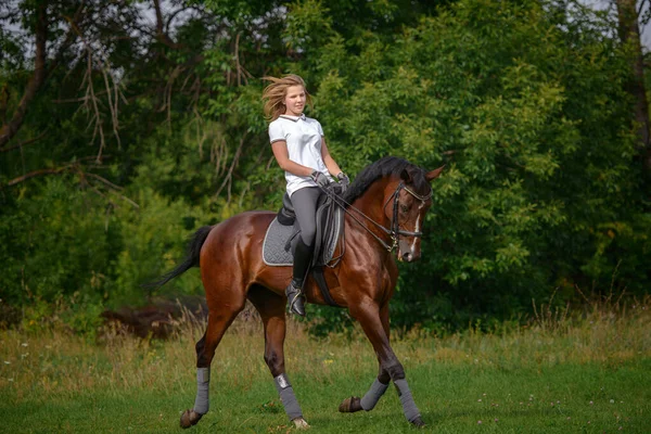 Uma Menina Cavaleira Treina Montando Cavalo Dia Primavera — Fotografia de Stock