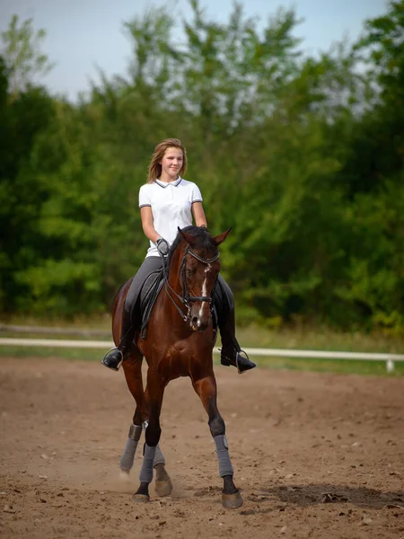 Una Ragazza Pilota Allena Cavallo Giorno Primavera — Foto Stock