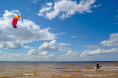 Uçurtma kaykayı. Dalgalarda sörf yapan bir uçurtma sörfçüsü. Orta yaşlı bir adam uçurtma üstünde dalgalara binmekten hoşlanır..
