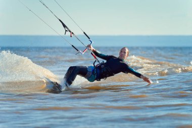 Uçurtma kaykayı. Dalgalarda sörf yapan bir uçurtma sörfçüsü. Orta yaşlı bir adam uçurtma üstünde dalgalara binmekten hoşlanır..