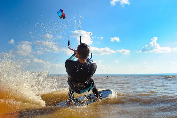 Kiteboarding Vlnách Jezdí Drak Surfař Muž Středního Věku Rád Jezdí — Stock fotografie