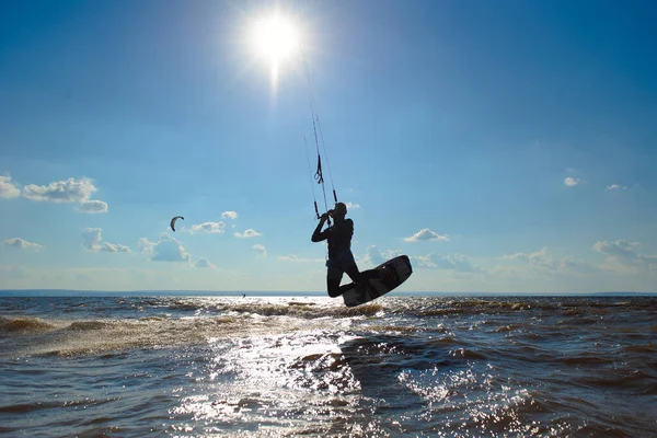 Kiteboarden Een Kitesurfer Rijdt Golven Een Man Van Middelbare Leeftijd — Stockfoto