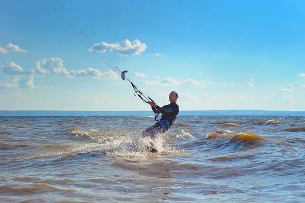 Kiteboarden Een Kitesurfer Rijdt Golven Een Man Van Middelbare Leeftijd — Stockfoto